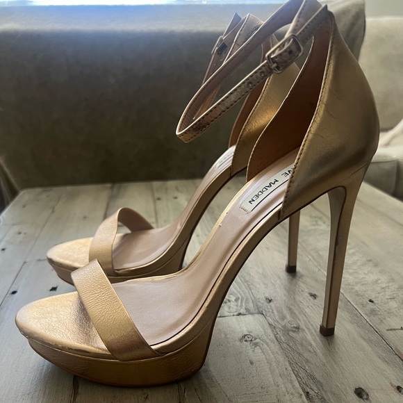 Gold heels size 10 - Picture 1 of 4